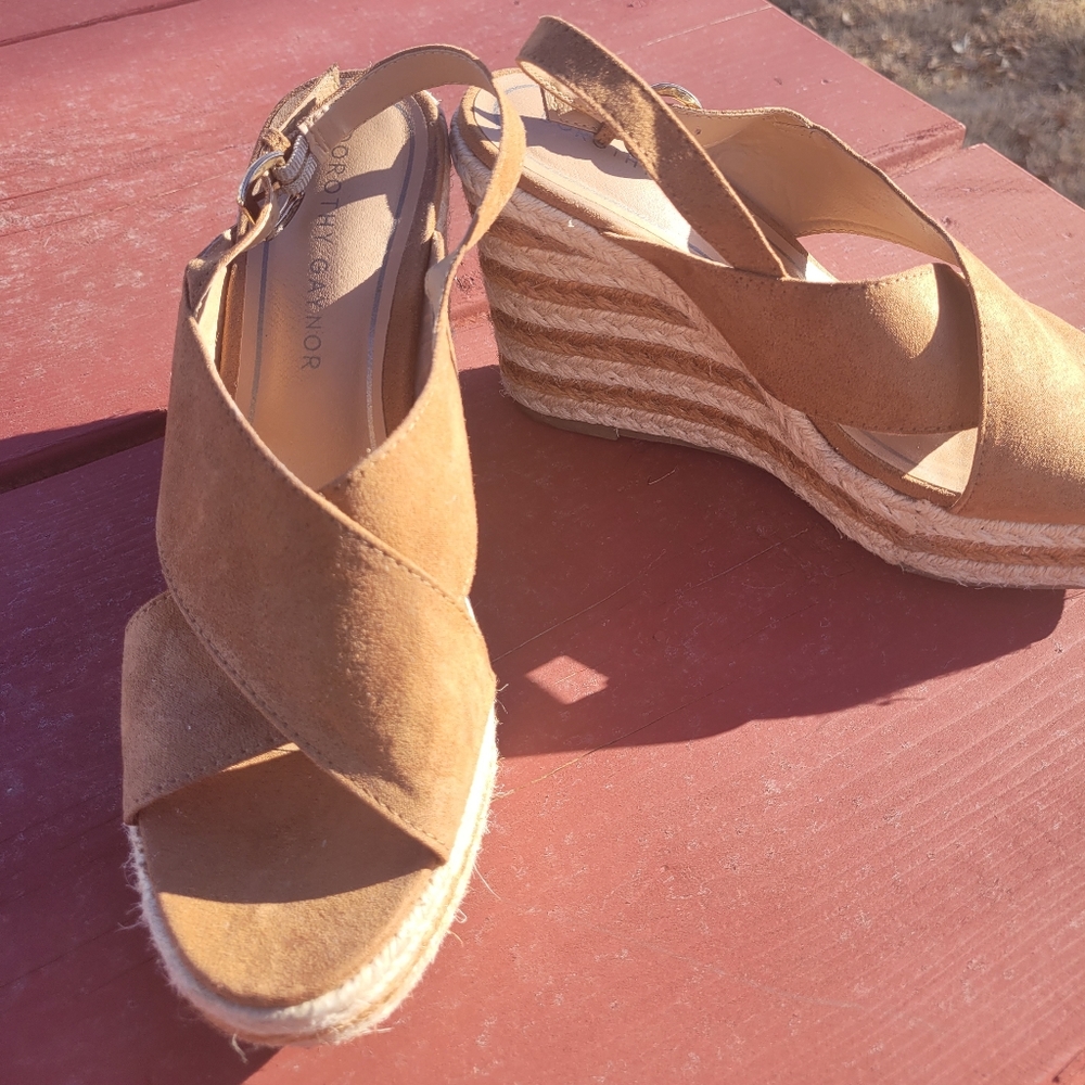 Suede wedge sandals, Dorothy Gaynor brown color